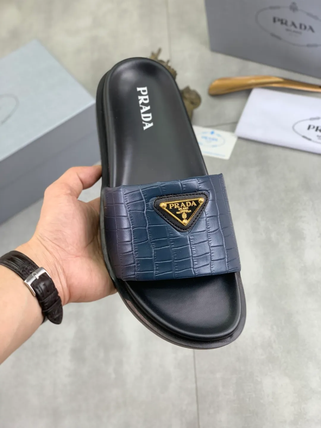 Men's shoes 💰P320💰【New style】🎁🎁🎁 PRADA Prada's new casual slippers, original official website, perfect workmanship, conveying a kind of noble luxury, sublimating its definition of luxury in Prada's high-end extraordinary craftsmanship. Original combination outsole, code number: 38-44 (45 customized) Multiple colors 🉑️ to choose from